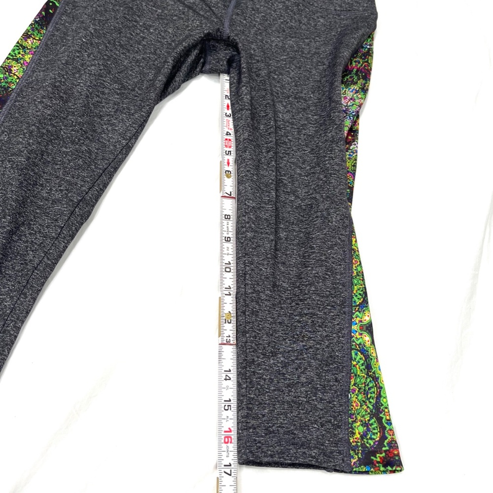 LuLaRoe "Jade" Capri Exercise Yoga Leggings in Gray w Kaleidoscope Print. Med - Picture 4 of 8